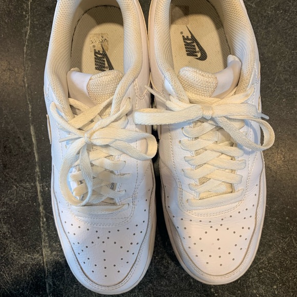 Nike white leather men’s shoe - Picture 3 of 3